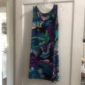 Simple sleeveless, A-line dress w/ black piping. Stretchy and lightweight.